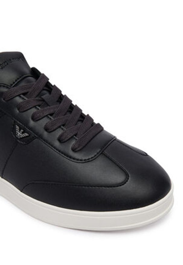 Emporio Armani Sneakersy EM003062 AF20004 UC001 Czarny. Kolor: czarny. Materiał: skóra