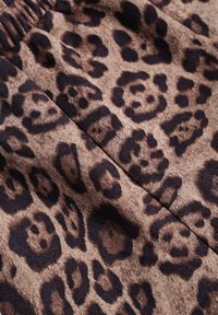 Born2be - Beżowe Spodnie w Panterkę o Klasyznym Fasonie z Gumką w Pasie Enadel. Okazja: na co dzień, na spotkanie biznesowe. Kolor: beżowy. Wzór: motyw zwierzęcy. Styl: casual, biznesowy, elegancki, klasyczny #6