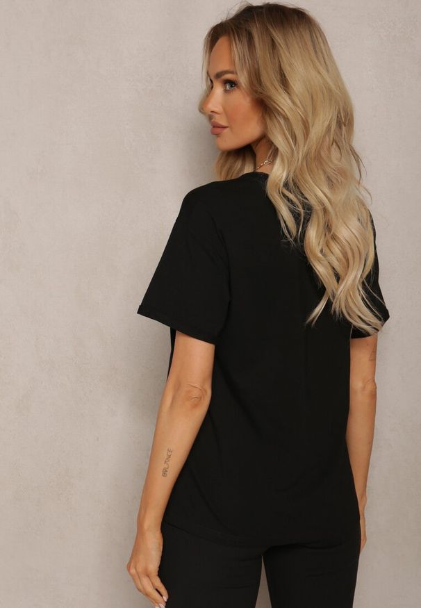 Renee - Czarny T-shirt z Bawełny Ozdobiony Nadrukiem na Przodzie Katrielle. Okazja: na co dzień. Kolor: czarny. Materiał: bawełna. Wzór: aplikacja, nadruk. Styl: casual