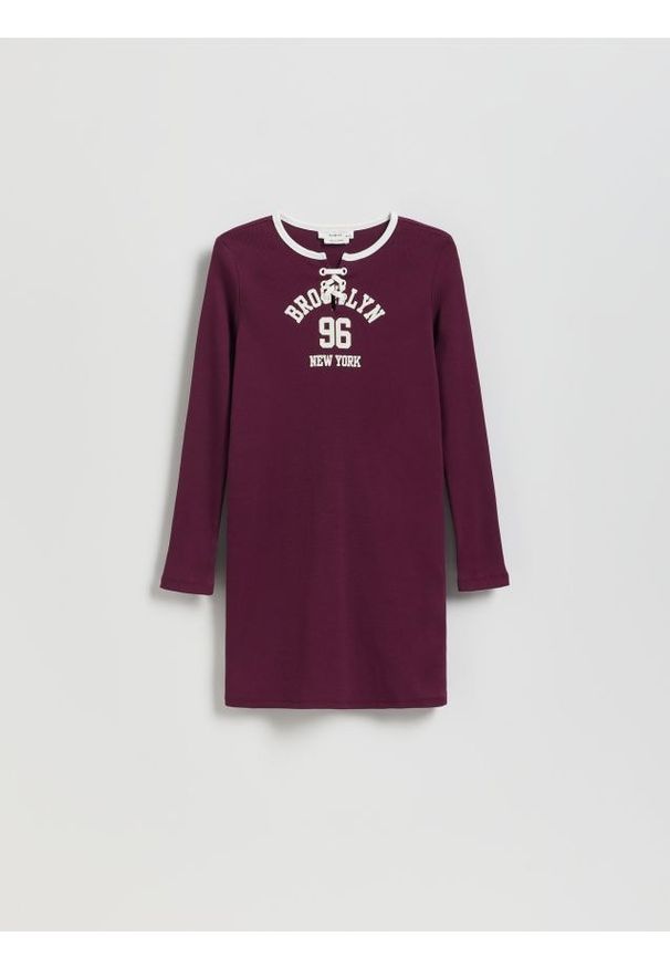 Reserved - Dzianinowa sukienka z nadrukiem - ciemnofioletowy. Kolor: fioletowy. Materiał: dzianina. Wzór: nadruk. Typ sukienki: proste