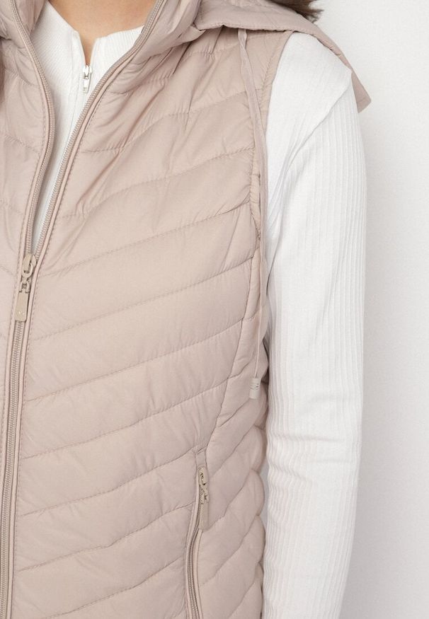 Born2be - Ciemnobeżowa Pikowana Kamizelka z Odpinanym Kapturem i Kieszeniami Ninallia. Okazja: na co dzień. Kolor: beżowy. Materiał: jeans. Styl: sportowy, casual, elegancki
