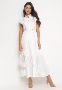 Born2be - Biała Rozkloszowana Sukienka Maxi Zapinana na Guziki z Ozdobnym Haftem i Falbankami Jeffee. Typ kołnierza: kołnierz z falbankami. Kolor: biały. Długość rękawa: bez rękawów. Wzór: haft. Długość: maxi #4