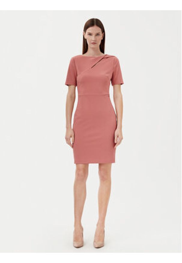 Calvin Klein Sukienka koktajlowa K20K208174 Różowy Regular Fit. Kolor: różowy. Materiał: syntetyk. Styl: wizytowy