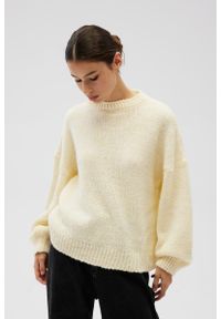 Marsala - Sweter oversize z bufiastymi rękawami w kolorze BUTTER YELLOW - RIVERO-UNI. Okazja: na co dzień. Materiał: akryl, wełna. Sezon: lato, jesień, wiosna, zima. Styl: casual
