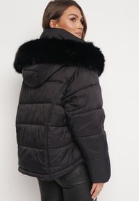 Born2be - Czarna Kurtka z Klasycznym Pikowaniem i Kapturem z Futerkiem Gylisa. Kolor: czarny. Materiał: futro. Styl: klasyczny #4