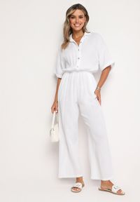 Born2be - Biały Bawełniany Kombinezon z Koszulową Górą i Prostymi Spodniami Namsore. Kolor: biały. Materiał: bawełna. Styl: elegancki, klasyczny #2