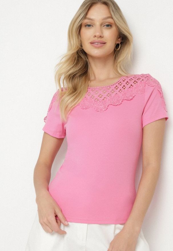 Born2be - Fuksjowy Bawełniany T-shirt z Koronkowymi Wstawkami Zaredira. Okazja: na co dzień. Kolor: różowy. Materiał: bawełna, koronka. Wzór: koronka. Styl: klasyczny, casual, elegancki