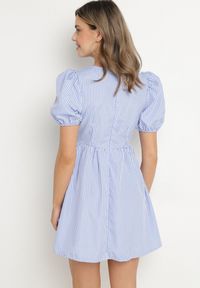 Born2be - Jasnoniebieska Rozkloszowana Sukienka w Kratkę Vichy w Stylu Retro z Wiązaniem Telionea. Okazja: na co dzień. Kolor: niebieski. Wzór: kratka. Typ sukienki: rozkloszowane. Styl: retro #6