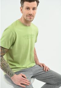 Volcano - T-shirt bawełniany, Comfort Fit, T-WIT. Kolor: zielony. Materiał: bawełna. Długość rękawa: krótki rękaw. Długość: krótkie. Wzór: nadruk, napisy. Styl: klasyczny