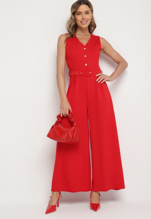 Born2be - Czerwony Taliowany Kombinezon z Wiskozą Ozdobiony Paskiem Ralinelle. Okazja: na imprezę. Kolor: czerwony. Materiał: wiskoza. Wzór: aplikacja. Styl: klasyczny, elegancki