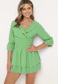 Born2be - Zielona Sukienka z Kopertowym Dekoltem i Gumką w Pasie Ozdobiona Falbanką Tesalie. Okazja: na co dzień. Typ kołnierza: dekolt kopertowy, kołnierz z falbankami. Kolor: zielony. Wzór: aplikacja. Sezon: wiosna, lato. Typ sukienki: kopertowe. Styl: elegancki, casual #6