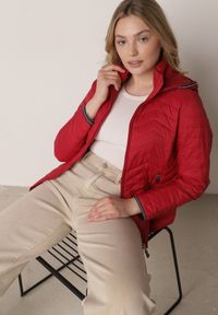 Born2be - Czerwona Pikowana Kurtka Przejściowa z Ozdobną Lamówką przy Kapturze Tidorna. Okazja: na spacer, na co dzień. Kolor: czerwony. Materiał: poliester, jeans. Styl: casual, elegancki #7