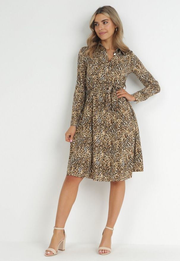 Born2be - Ciemnobeżowa Sukienka Koszulowa w Panterkę Vesenil. Kolor: beżowy. Materiał: materiał. Wzór: motyw zwierzęcy. Typ sukienki: koszulowe. Długość: midi