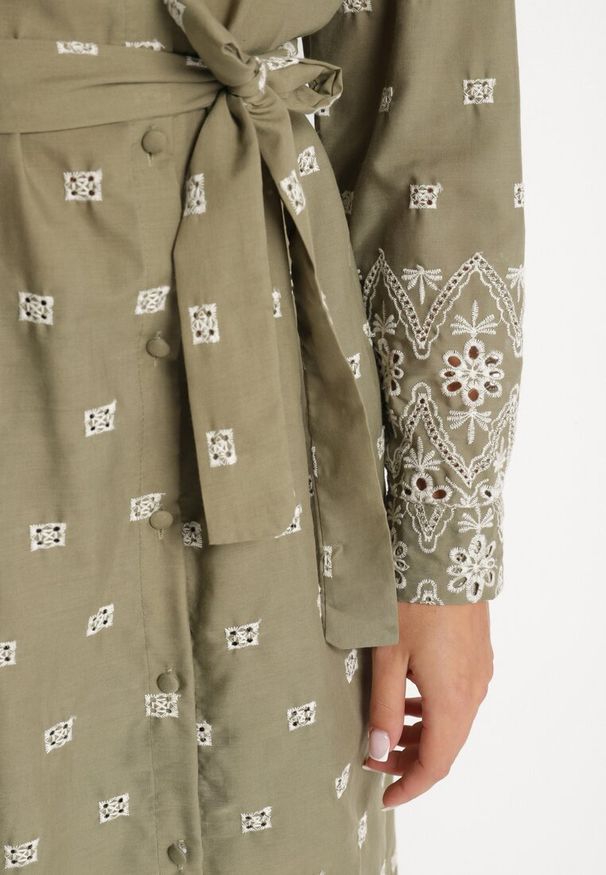 Born2be - Zielona Sukienka o Koszulowym Kroju z Wiązanym Paskiem Ozdobiona Haftem Valentirae. Okazja: na co dzień. Kolor: zielony. Materiał: bawełna. Wzór: aplikacja, haft. Typ sukienki: koszulowe. Styl: casual, klasyczny