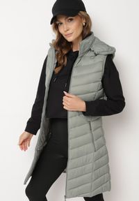 Born2be - Jasnozielona Pikowana Kamizelka z Odpinanym Kapturem Ivandirae. Okazja: na spacer, na co dzień. Kolor: zielony. Styl: casual, elegancki #4