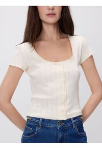 Reserved - Bawełniany t-shirt z guzikami - złamana biel. Materiał: bawełna #1