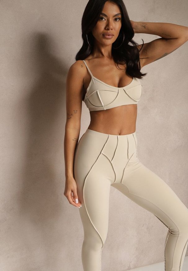 Renee - Beżowy Komplet Sportowy Zdobiony Przeszyciami Legginsy i Top Filaranea. Kolor: beżowy. Materiał: jeans. Wzór: aplikacja