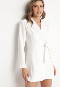 Born2be - Biała Kopertowa Sukienka z Imitacją Kieszeni Talriti. Kolor: biały. Typ sukienki: kopertowe. Styl: elegancki #4