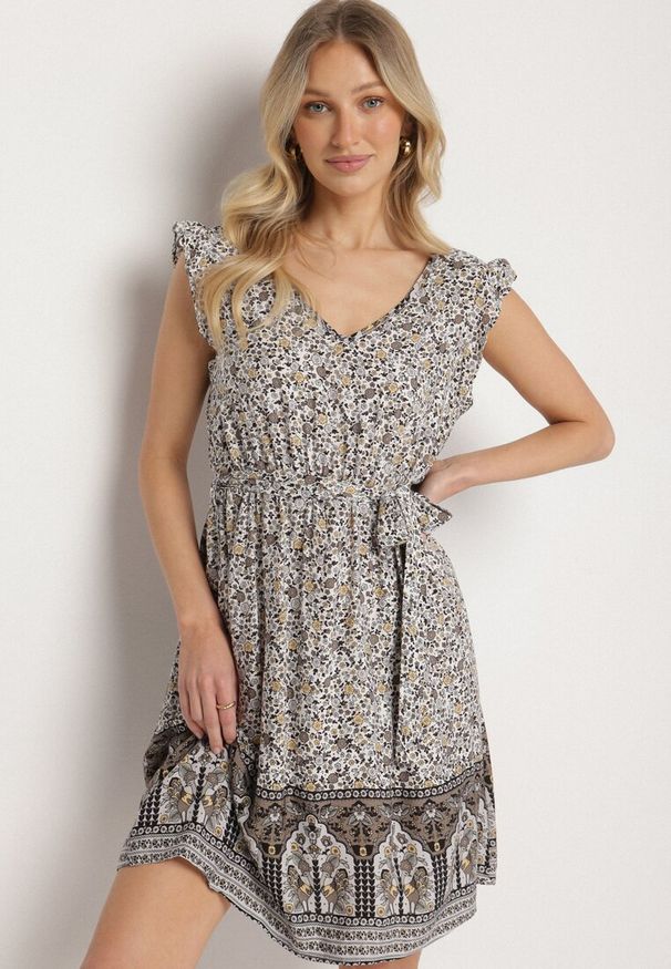 Born2be - Czarna Wiskozowa Sukienka o Rozkloszowanym Kroju z Wiązanym Paskiem Sepona. Okazja: na co dzień. Typ kołnierza: dekolt w kształcie V. Kolor: czarny. Materiał: wiskoza. Wzór: aplikacja. Styl: casual, elegancki