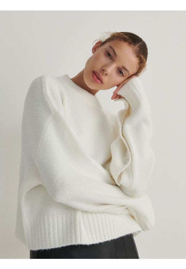 Reserved - Sweter oversize - kremowy. Kolor: kremowy. Materiał: dzianina, wełna
