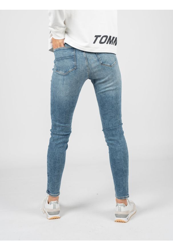 TOMMY HILFIGER - Tommy Jeans Jeansy "Sylvia" | DW0DW11594 | Sylvia | Kobieta | Niebieski. Stan: podwyższony. Kolor: niebieski. Wzór: aplikacja