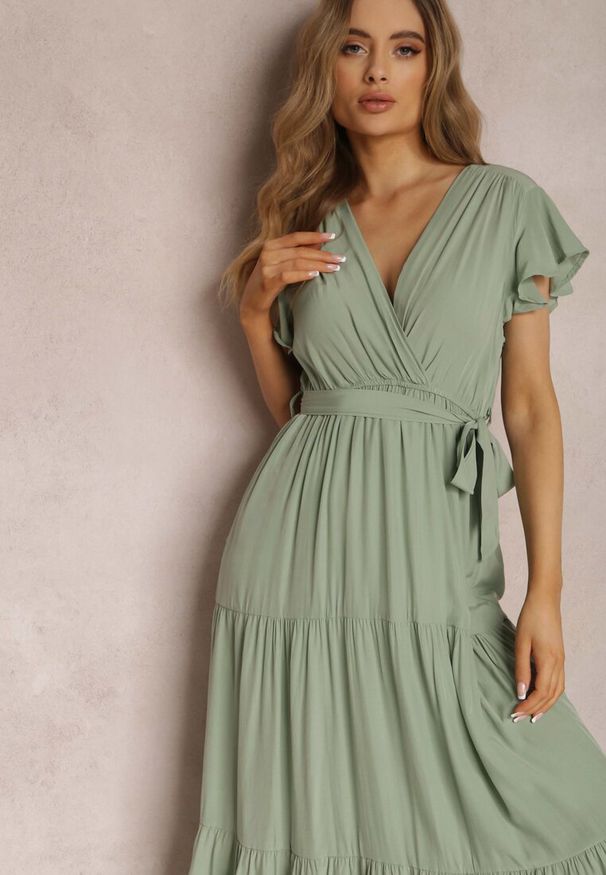 Renee - Zielona Sukienka Tantysus. Okazja: na co dzień. Typ kołnierza: kołnierz z falbankami. Kolor: zielony. Wzór: jednolity, gładki. Typ sukienki: kopertowe, proste. Materiał: materiał. Długość rękawa: krótki rękaw. Sezon: lato. Styl: casual. Długość: maxi