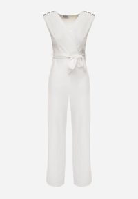 Renee - Biały Długi Kombinezon Wiązany w Pasie z Guzikami Na Ramionach Amile. Kolekcja: dla wysokich. Kolor: biały. Materiał: materiał, prążkowany. Długość rękawa: bez rękawów. Długość: długie. Wzór: aplikacja #3