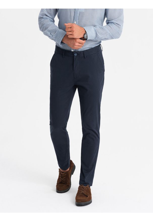 Ombre Clothing - Męskie jednolite spodnie chino SLIM FIT – granatowe V4 - Rozmiar: L. Okazja: do pracy. Kolor: niebieski. Materiał: bawełna, elastan, poliester, materiał. Wzór: jednolity. Styl: klasyczny, elegancki