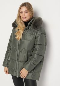 Born2be - Zielona Pikowana Kurtka z Kapturem z Futerkiem Tevea. Okazja: na spotkanie biznesowe, do pracy, na spacer. Typ kołnierza: kaptur. Kolekcja: plus size. Kolor: zielony. Materiał: futro. Styl: biznesowy, klasyczny, elegancki #6