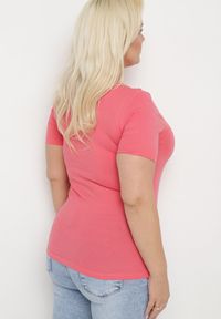 Born2be - Różowy Bawełniany T-shirt Koszulka z Krótkim Rękawem Ozdobiona Nadrukiem i Cyrkoniami Codara. Okazja: na co dzień. Kolekcja: plus size. Kolor: różowy. Materiał: bawełna. Długość rękawa: krótki rękaw. Długość: krótkie. Wzór: aplikacja, nadruk. Styl: casual #3