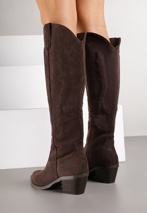 Born2be - Ciemnobrązowe Klasyczne Kozaki Typu Kowbojki z Imitacji Zamszu Latonassa. Okazja: na co dzień. Nosek buta: szpiczasty. Kolor: brązowy. Materiał: zamsz. Szerokość cholewki: normalna. Styl: klasyczny