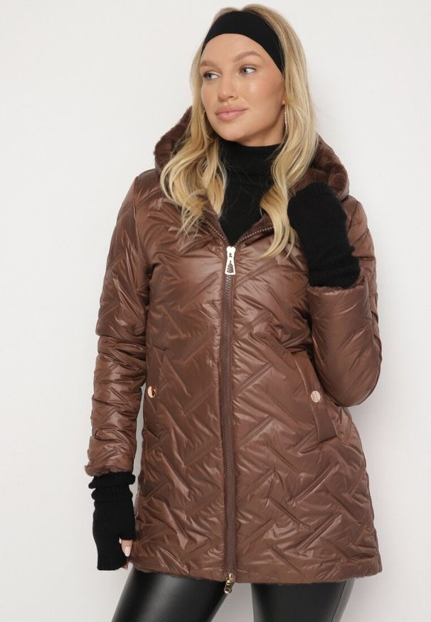Born2be - Brązowa Kurtka Pikowana z Kapturem Ocieplona Futerkiem Zennira. Okazja: na co dzień. Typ kołnierza: kaptur. Kolor: brązowy. Materiał: futro. Sezon: zima, jesień. Styl: casual, elegancki
