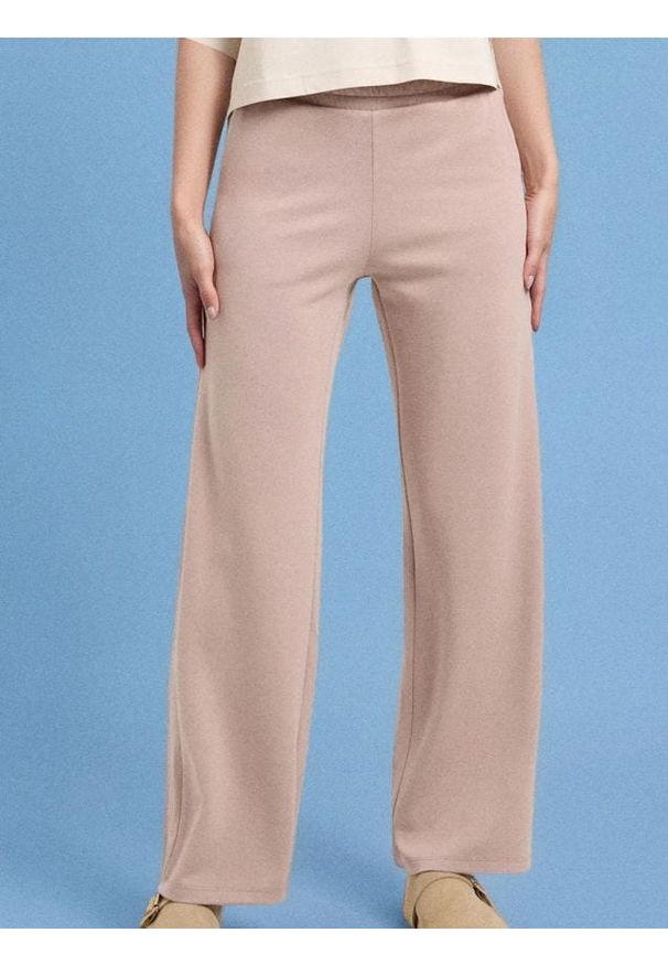 Sinsay - Spodnie dresowe z szerokimi nogawkami soft touch - brązowy. Kolor: brązowy. Materiał: dresówka