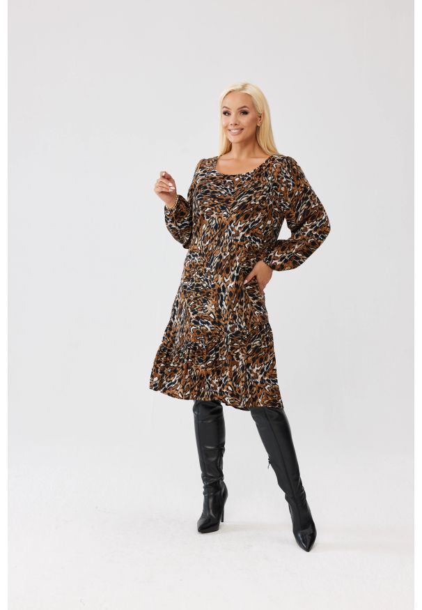 Moda Size Plus Iwanek - Wiskozowa sukienka Ines z geometrycznym wzorem i falbanką PLUS SIZE XXL OVERSIZE JESIEŃ. Okazja: do pracy, na co dzień. Kolekcja: plus size. Materiał: wiskoza. Długość rękawa: długi rękaw. Wzór: geometria. Sezon: jesień. Typ sukienki: oversize, dla puszystych. Styl: elegancki, casual