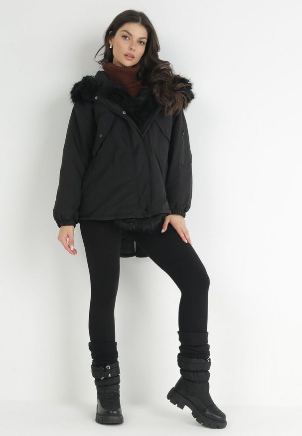 Born2be - Czarna Kurtka Parka Oversize z Futerkiem Mitto. Kolor: czarny. Materiał: futro. Długość rękawa: długi rękaw. Długość: długie. Sezon: jesień, zima. Styl: klasyczny, elegancki