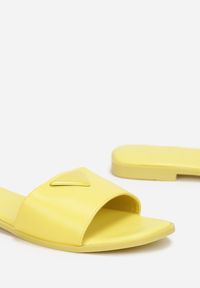 Born2be - Żółte Klapki Amatheope. Nosek buta: okrągły. Kolor: żółty. Wzór: jednolity, aplikacja #5