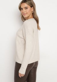 Born2be - Jasnobeżowy Sweter z Ozdobnymi Guzikami i Cyrkoniami Rerilina. Okazja: na co dzień. Kolor: beżowy. Materiał: jeans. Długość rękawa: długi rękaw. Długość: długie. Wzór: aplikacja. Styl: klasyczny, casual