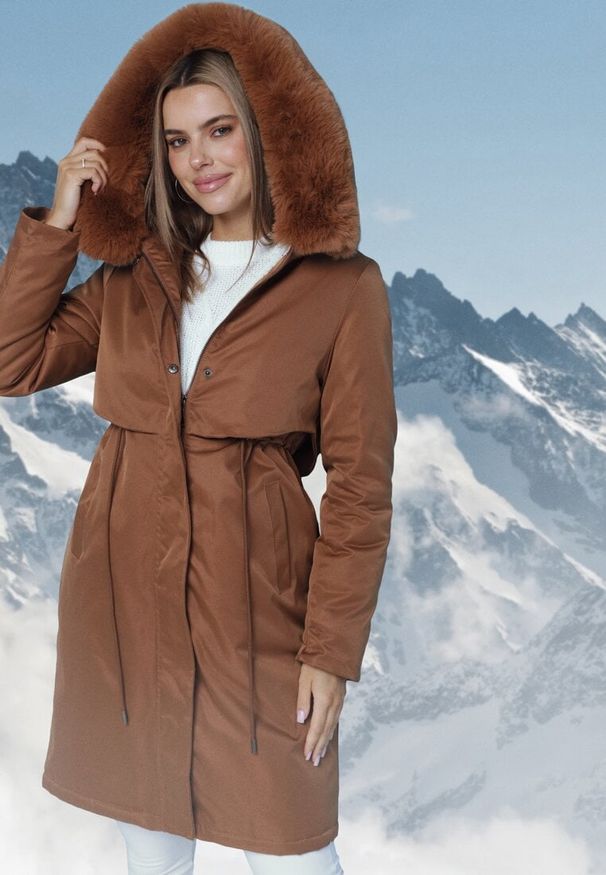 Born2be - Jasnobrązowa Kurtka Typu Parka z Kapturem i Odpinanym Kołnierzem Ściągana w Talii Semithira. Okazja: na spacer, na co dzień. Typ kołnierza: kaptur. Kolor: brązowy. Materiał: dzianina. Długość: długie. Wzór: aplikacja. Styl: klasyczny, casual, elegancki