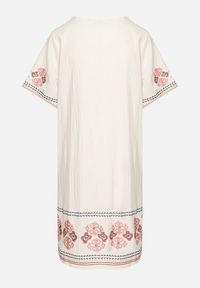 Born2be - Czerwona Sukienka Bawełniana o Pudełkowym Fasonie Ozdobiona Haftami Tirkio. Okazja: na co dzień. Typ kołnierza: dekolt w kształcie V. Kolor: czerwony. Materiał: bawełna. Wzór: haft, aplikacja. Styl: casual, elegancki #4