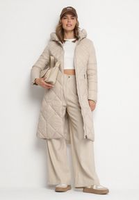 Born2be - Beżowa Długa Pikowana Kurtka z Kapturem Sisilara. Okazja: na co dzień, na spacer. Typ kołnierza: kaptur. Kolor: beżowy. Długość: długie. Sezon: zima, jesień. Styl: klasyczny, casual, elegancki #6