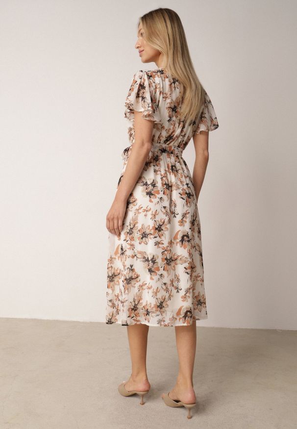 Born2be - Beżowo-Pomarańczowa Kopertowa Sukienka w Kwiaty z Wiązanym Paskiem i Brokatem Hilingea. Okazja: na imprezę, do pracy, na co dzień. Kolor: pomarańczowy. Wzór: kwiaty. Typ sukienki: kopertowe. Styl: casual, elegancki. Długość: midi