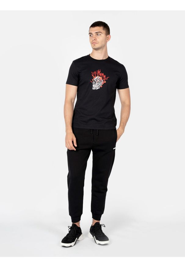 Les Hommes T-Shirt "On Fire" | LBT1002700P | Mężczyzna | Czarny. Okazja: na co dzień. Kolor: czarny. Materiał: bawełna. Wzór: nadruk. Styl: casual