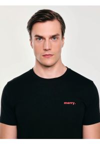 Big-Star - Koszulka męska z niewielkim nadrukiem na piersi czarna Karr 906. Okazja: na co dzień. Kolor: czarny. Materiał: dzianina, jeans. Długość rękawa: krótki rękaw. Długość: krótkie. Wzór: nadruk. Styl: wizytowy, casual, klasyczny, elegancki #5