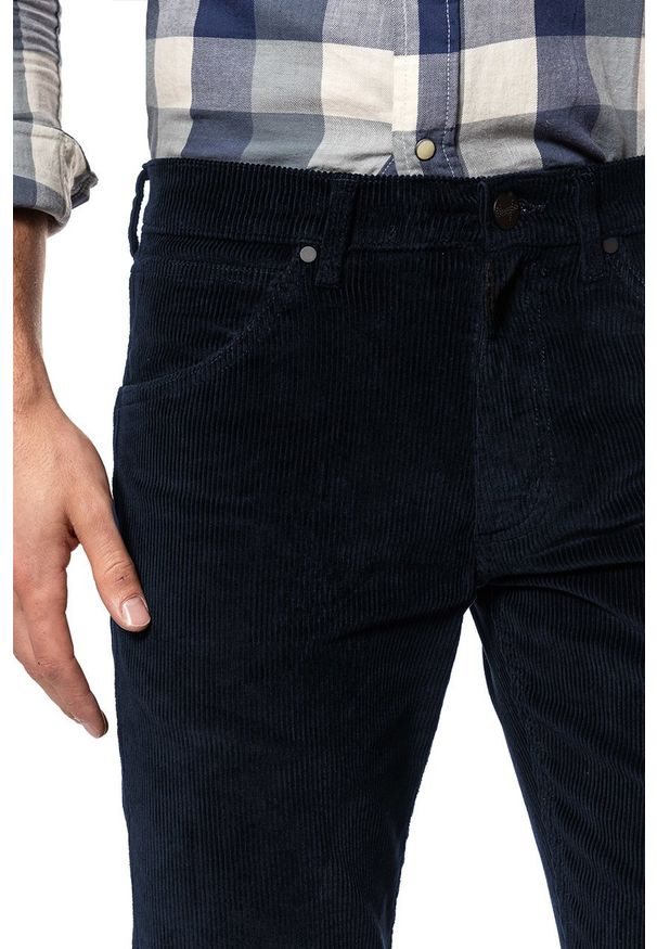 Wrangler - WRANGLER SPODNIE MĘSKIE GREENSBORO DARK NAVY W15QA2XAE 112126849. Materiał: sztruks