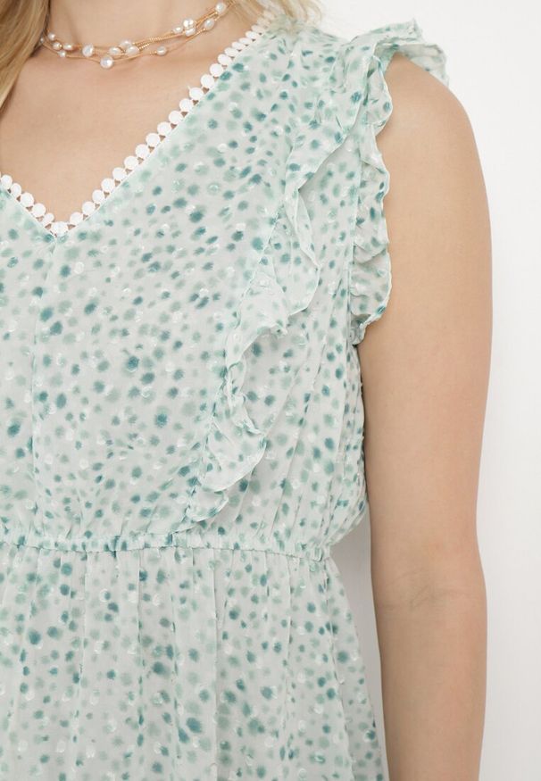 Born2be - Zielona Sukienka z Trójkątnym Dekoltem Falbankami i Gumką w Pasie Tyrene. Okazja: na randkę. Typ kołnierza: kołnierz z falbankami. Kolor: zielony. Sezon: lato