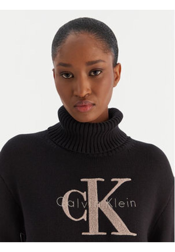 Calvin Klein Jeans Golf Chenille Monologo LV047D354G Czarny Regular Fit. Typ kołnierza: golf. Kolor: czarny. Materiał: bawełna