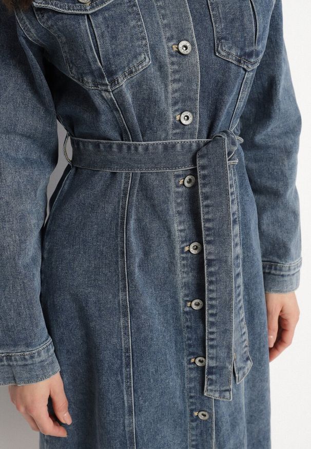 Born2be - Niebieska Jeansowa Sukienka z Wiązanym Paskiem i Guzikami Allirwen. Okazja: na co dzień. Kolor: niebieski. Materiał: jeans. Długość rękawa: długi rękaw. Typ sukienki: koszulowe. Styl: elegancki, casual