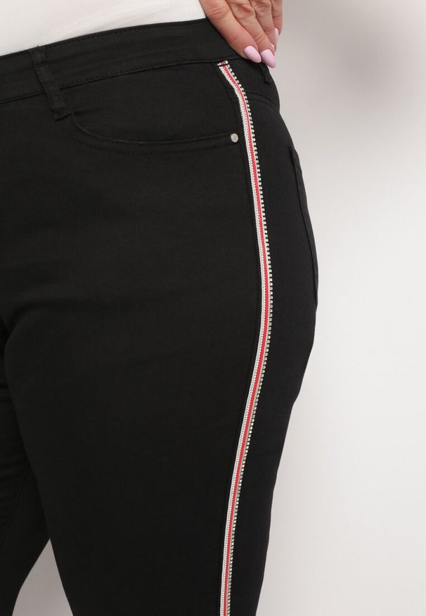 Born2be - Czarne Spodnie Regular z Cienkim Lapse z Cyrkoniami Helxia. Okazja: na co dzień. Kolor: czarny. Wzór: aplikacja. Styl: glamour, klasyczny, elegancki, casual