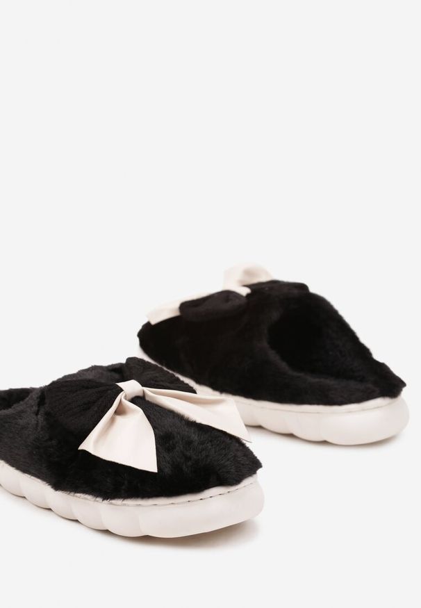 Renee - Czarne Kapcie z Dużą Kokardą i Futerkiem Naonelle. Okazja: do domu. Kolor: czarny. Materiał: futro. Obcas: na obcasie. Styl: elegancki. Wysokość obcasa: niski