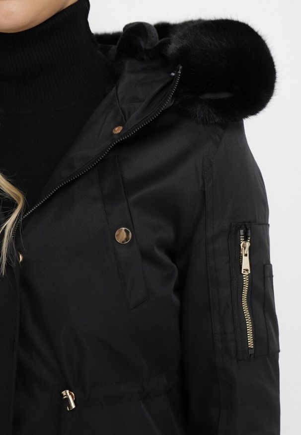 Born2be - Czarna Kurtka Parka ze Ściągaczem i Kapturem z Futerkiem Kathateia. Kolor: czarny. Materiał: futro. Sezon: zima